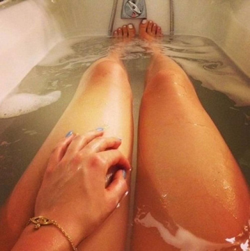 Женские ножки в ванной