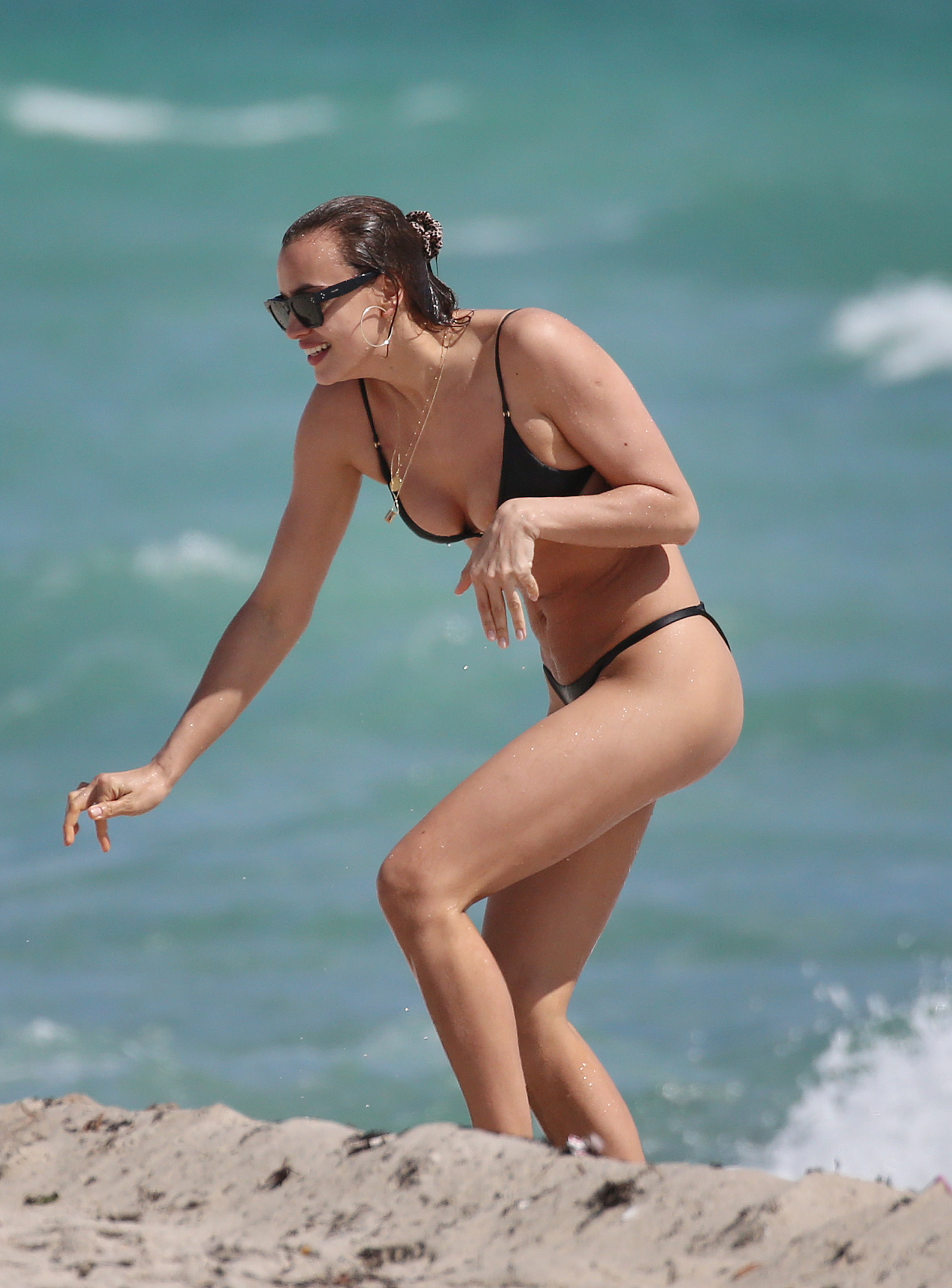 Ирина Шейк на пляже в Майами