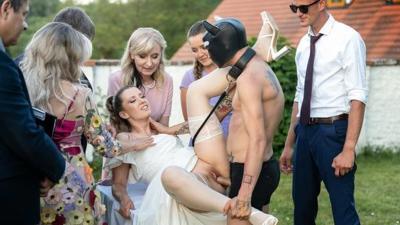 تقاليد عائلية منحرفة تجلع العريس ينيك العروس أثناء حفل الزفاف أمام الجميع