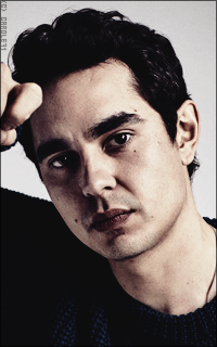 Max Minghella K4w0rp8P_o