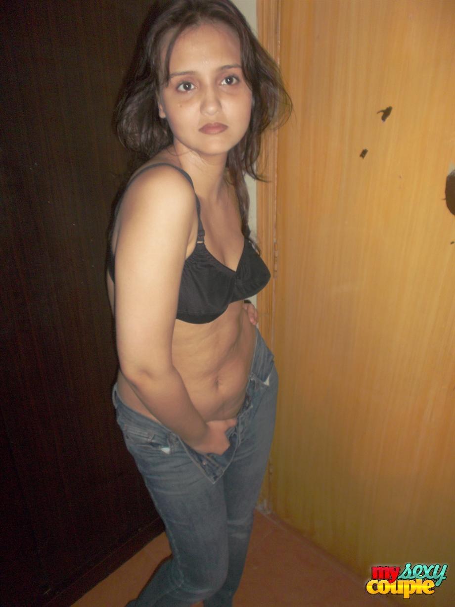 Hot Indian model in tight jeans posing seductively in sexy lace bra(10)