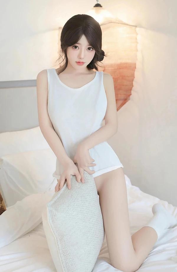 秀人女神桃妖夭邀约漂亮制服小姐姐到我家(24)