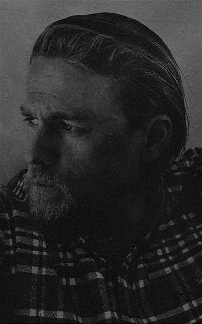 Charlie Hunnam FRptZdUr_o