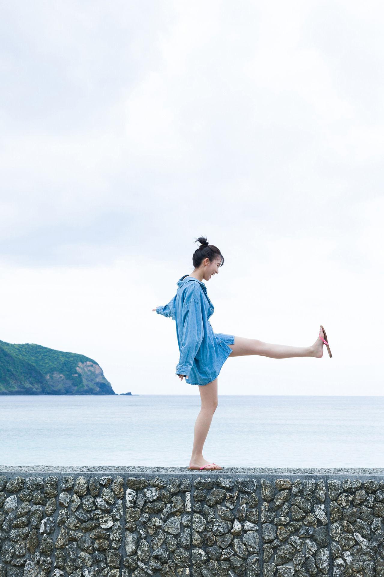 Nene Shida 志田音々, ファースト写真集アナザーバージョン 『ｎｅｎｅ－まるっとりっぷ－』 Set.01(21)