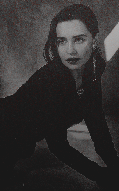 Emilia Clarke Dba3hwcw_o