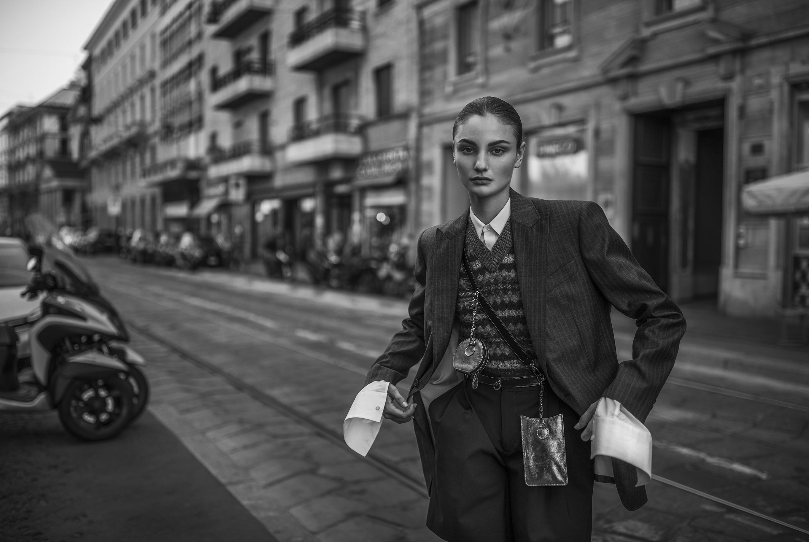 Paula Cioltean by Agata Serge / Vanity Fair Italia october 2020 Паула Чиолтян на улицах Милана / фото 01