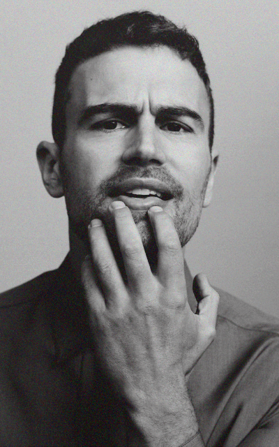 Theo James  - Page 2 BXZwKRf8_o