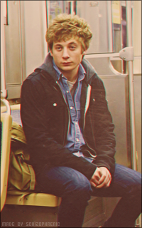 Jeremy Allen White DFUy9d0B_o