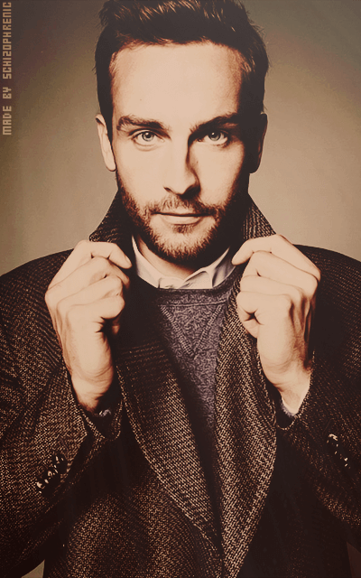 Tom Mison Z5Yk7f6q_o