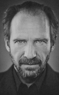 Ralph Fiennes KhnkL4Ut_o