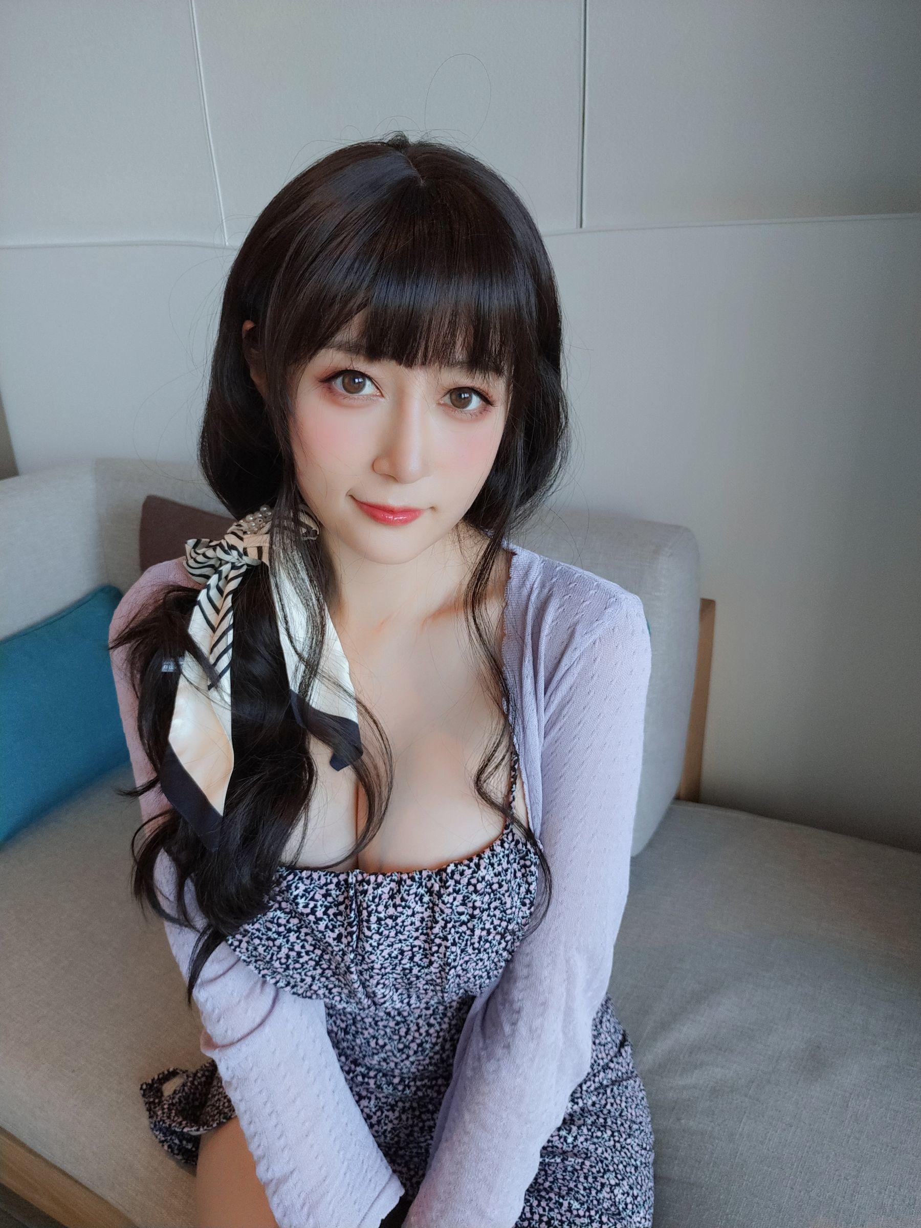 [网红COSER写真] Coser小姐姐白银 – 居家碎花裙(3)