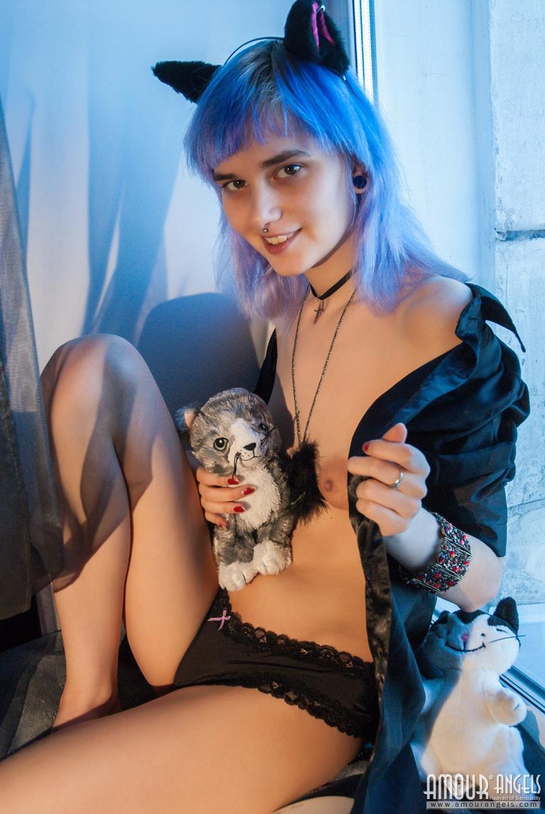 Blue haired kitty Vilett shows her perky hot nipples & flaunts sexy bare feet(3)