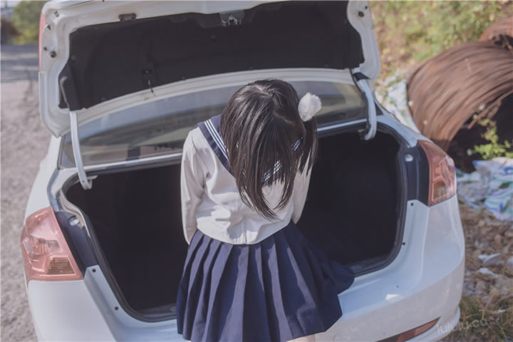 Internet celebrity beauty Youbao three years old-kidnapped JK plug into the trunk without holy light human body photo 2 6