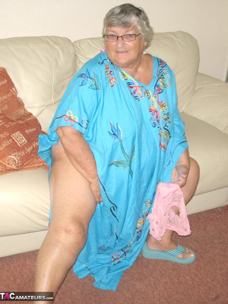 Obese nan Grandma Libby licks a nipples after taking off her pink panties(11)