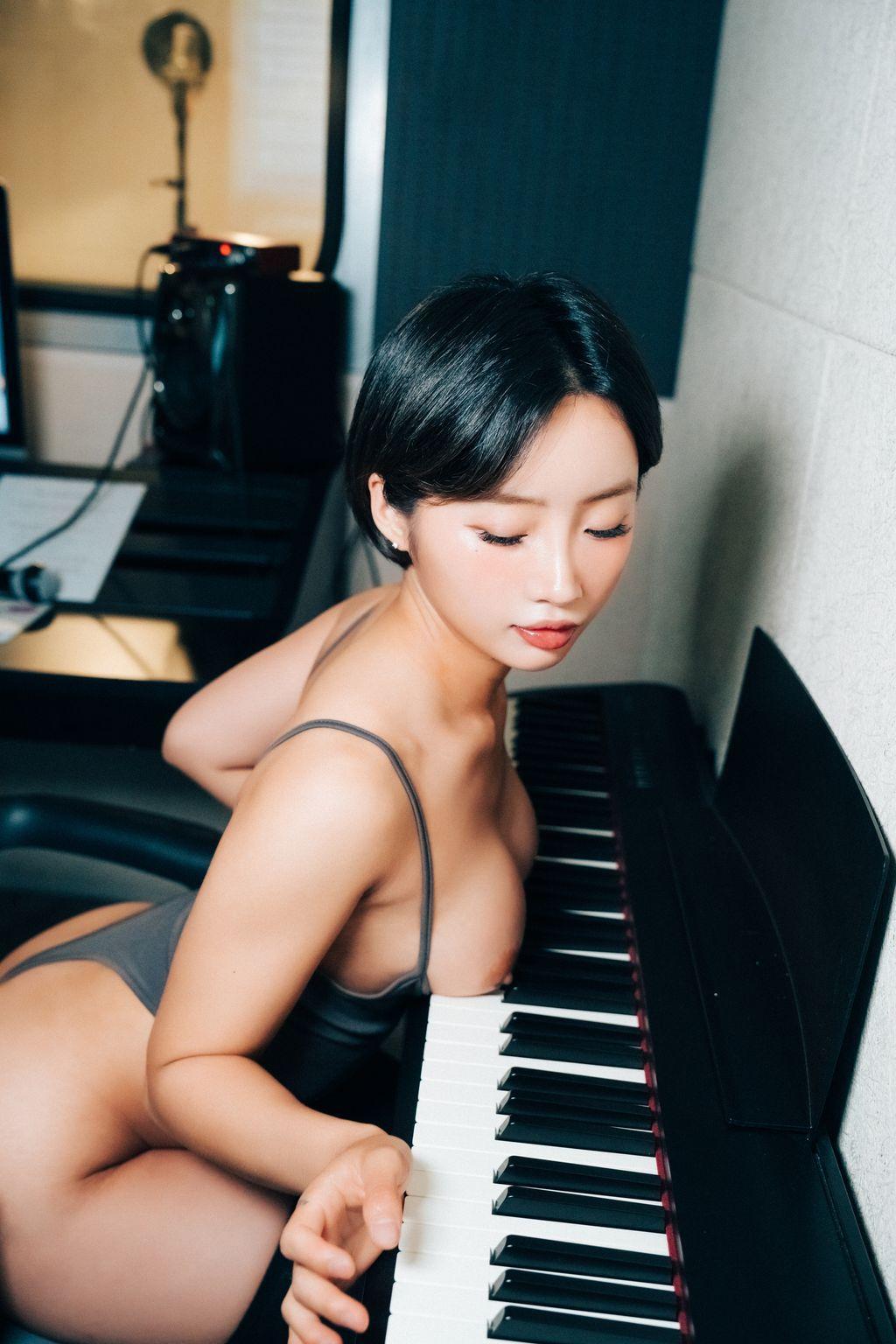 [Loozy] Booty Queen: Nude Recording (155 photos )(128)