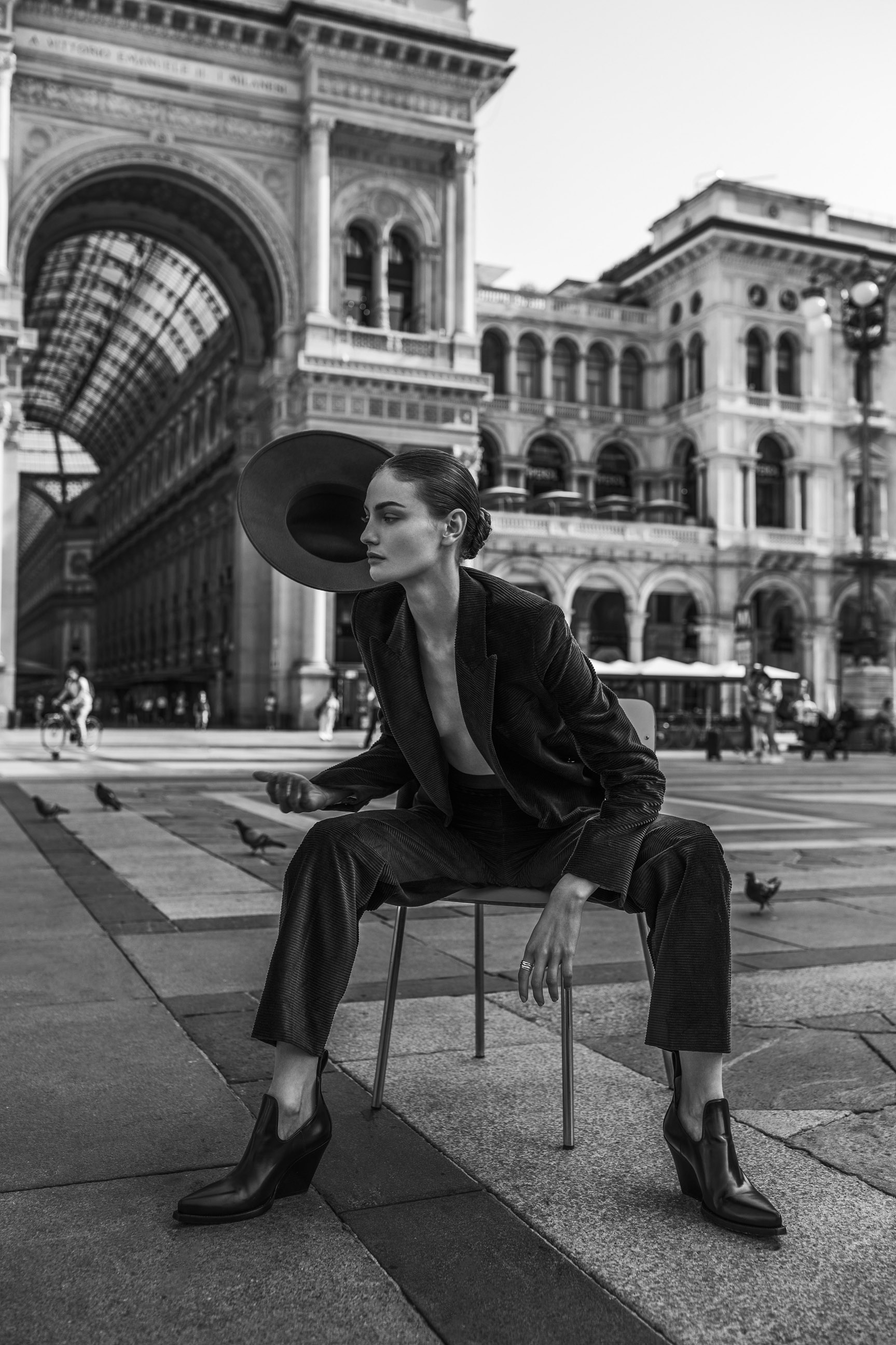 Paula Cioltean by Agata Serge / Vanity Fair Italia october 2020 Паула Чиолтян на улицах Милана / фото 04