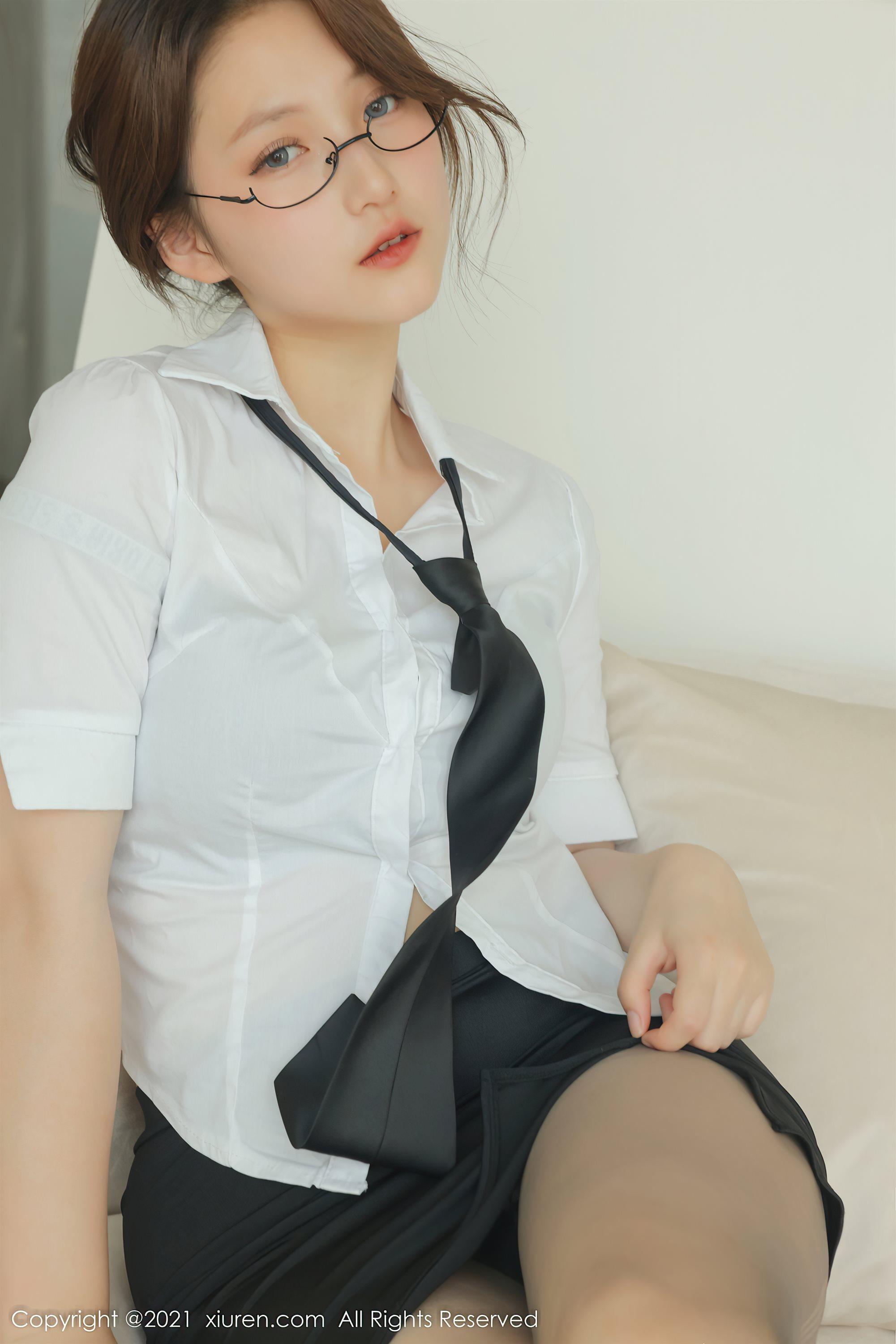 [XIUREN秀人网] 2021.12.08 No.4311 兔妹妹 白T黑色超短裙(17)