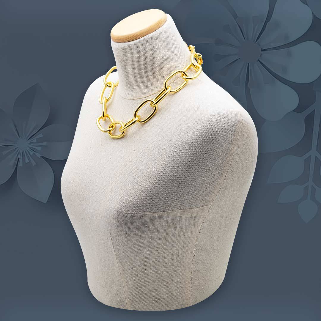 collana da donna con catena ovale grande placcata oro indossata da manichino 