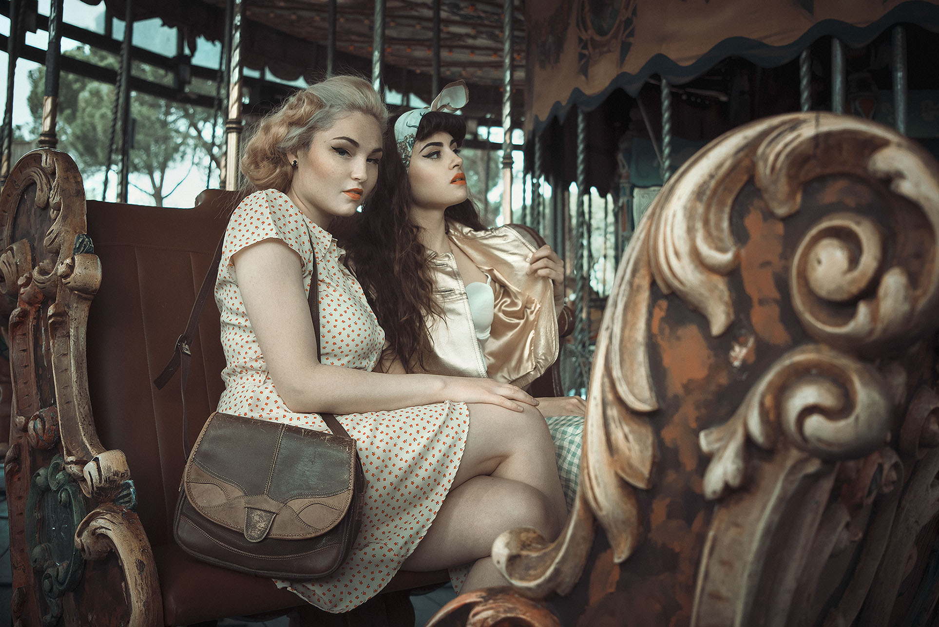 Elsa Illari, Ana del Portillo by Rebeca Saray Девушки отдыхают в парке развлечений в стиле 1950-х годов / фото 06