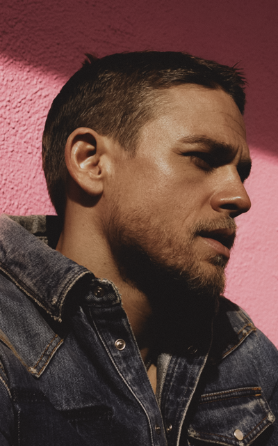 Charlie Hunnam - Page 2 DM2HKHor_o