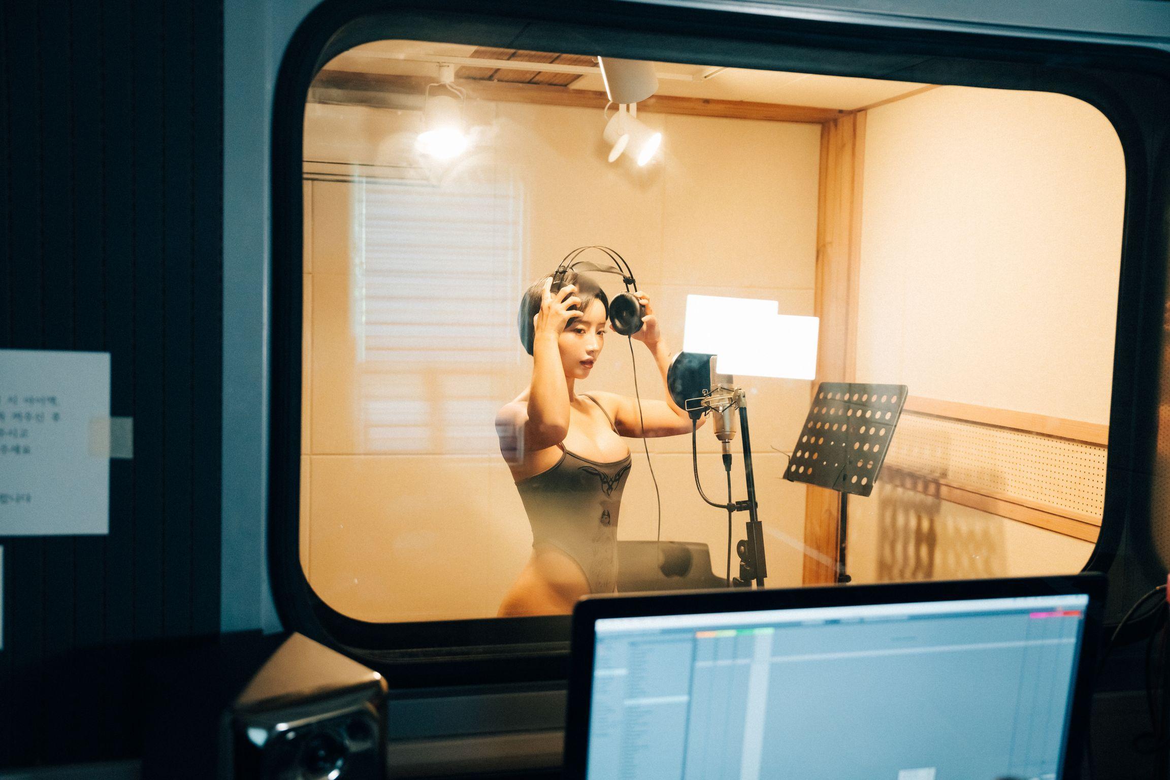 [Loozy] Booty Queen: Nude Recording (155 photos )(33)