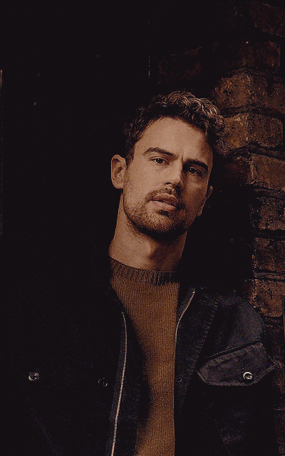 Theo James  - Page 3 SpIN5H93_o
