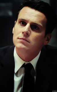 Jonathan Groff DySXWueo_o