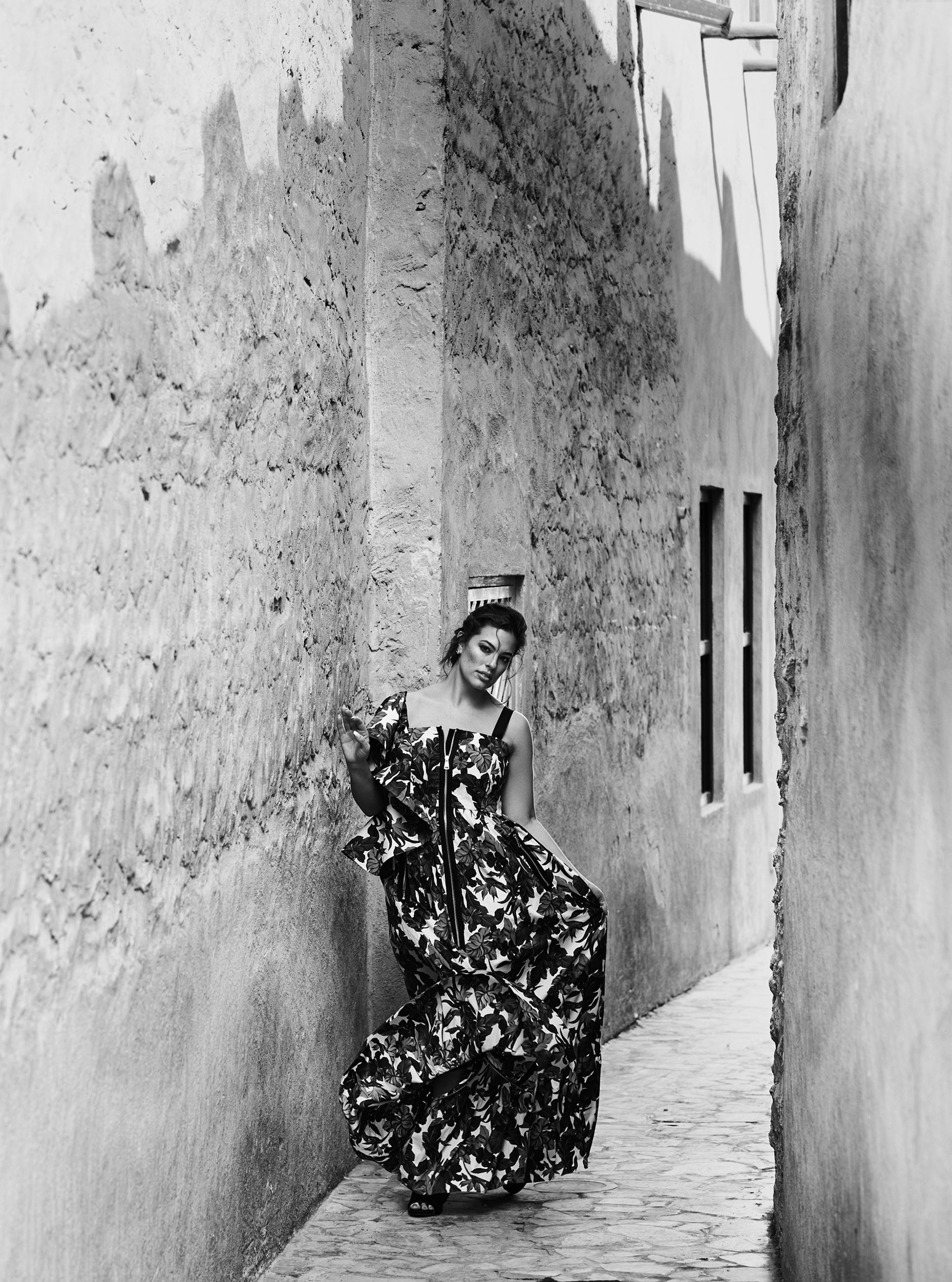Ashley Graham by Bikramjit Bose - Harper's Bazaar Arabia march 2019 Эшли Грэм гуляет по старому городу в Дубае / фото 02
