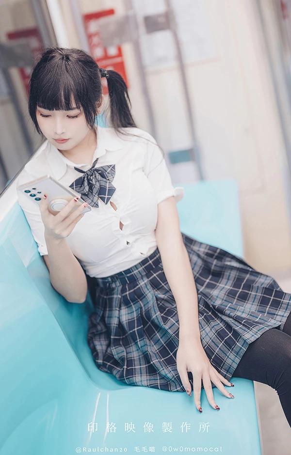 白虎小姐姐@慕慕Momo 电车通学少女尺度视图