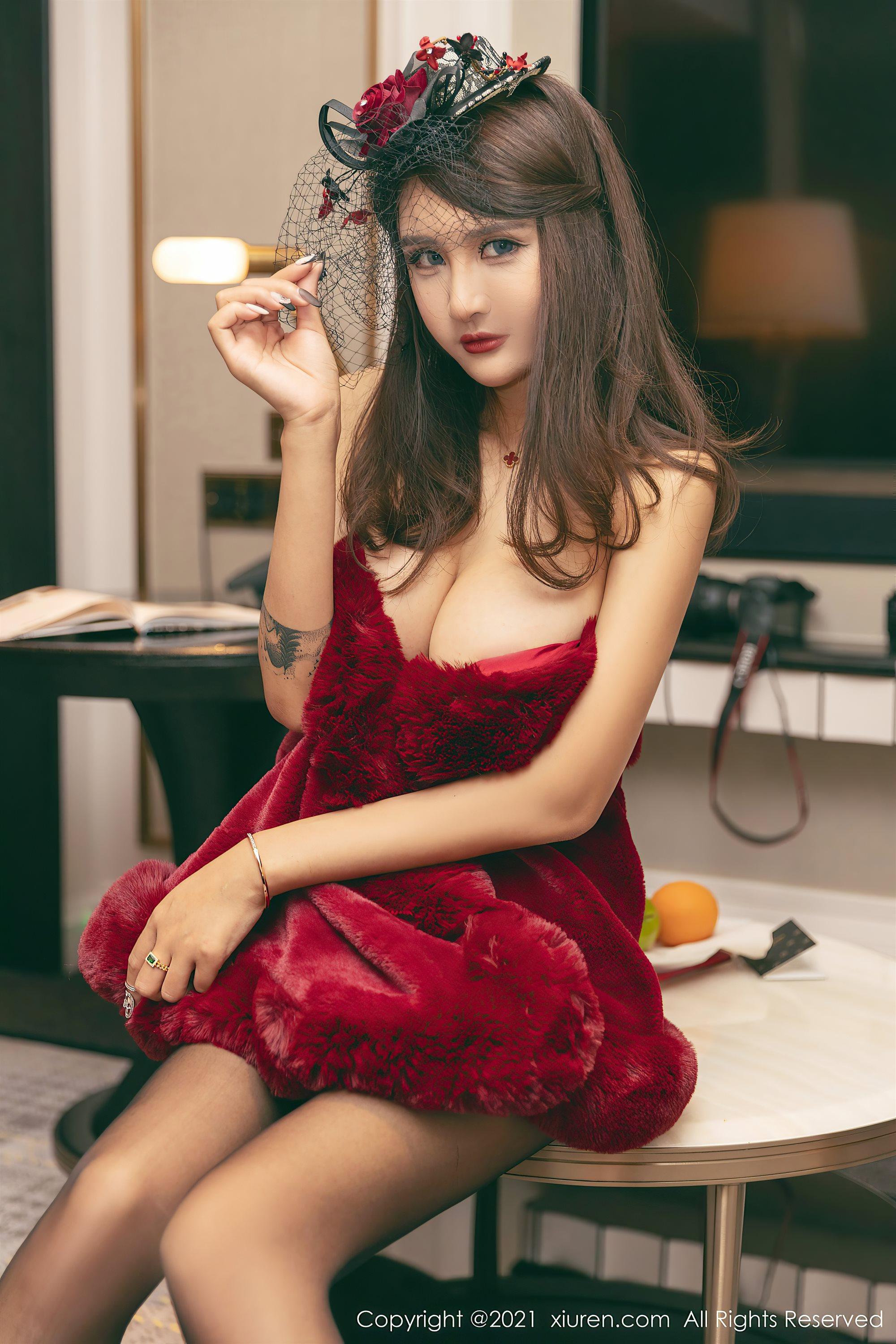 [XiuRen秀人网]No.3548 女神Emily尹菲澳门旅拍猩红贵妇装束半脱露翘臀撩人诱惑写真(33)