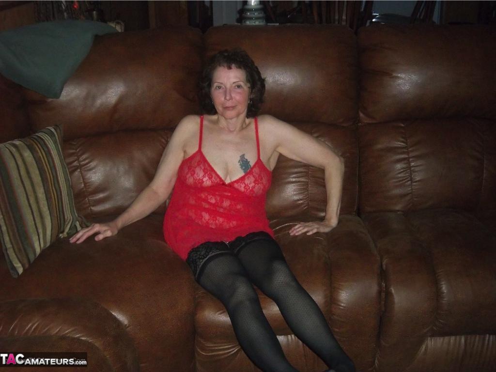 Curly haired mature woman likes sending her younger partner provocative photos(4)