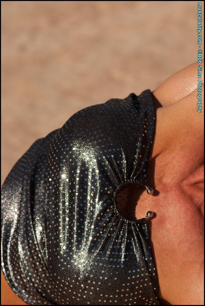 Female bodybuilder Tracy Weller flexes on parched ground during SFW action(15)