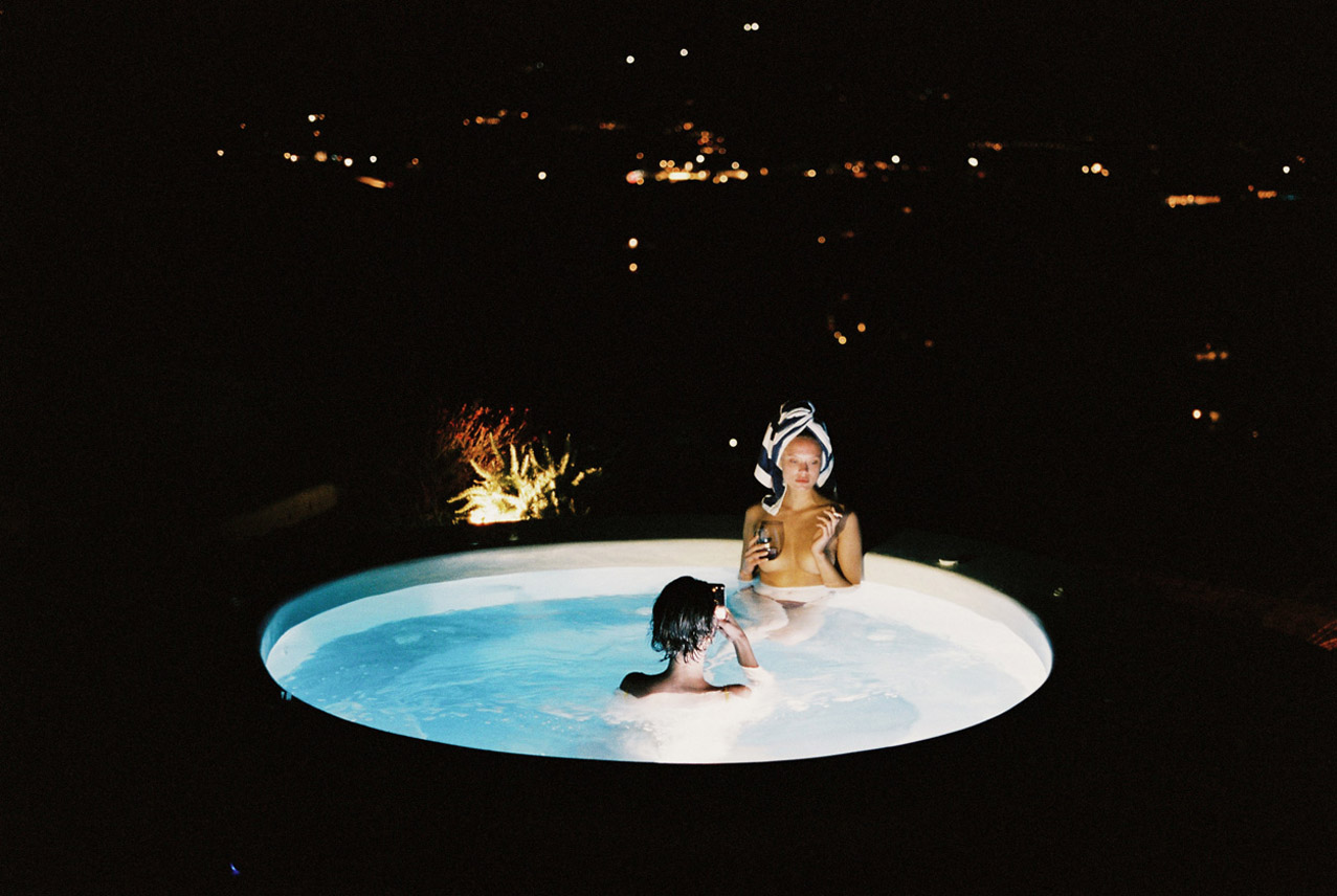 Moa Aberg and Victoria Germyn by Cameron Hammond / Sommer Swim / A Myconian Vacation 2019 collection Moa Aberg and Victoria Germyn by Cameron Hammond / Sommer Swim / A Myconian Vacation 2019 collection