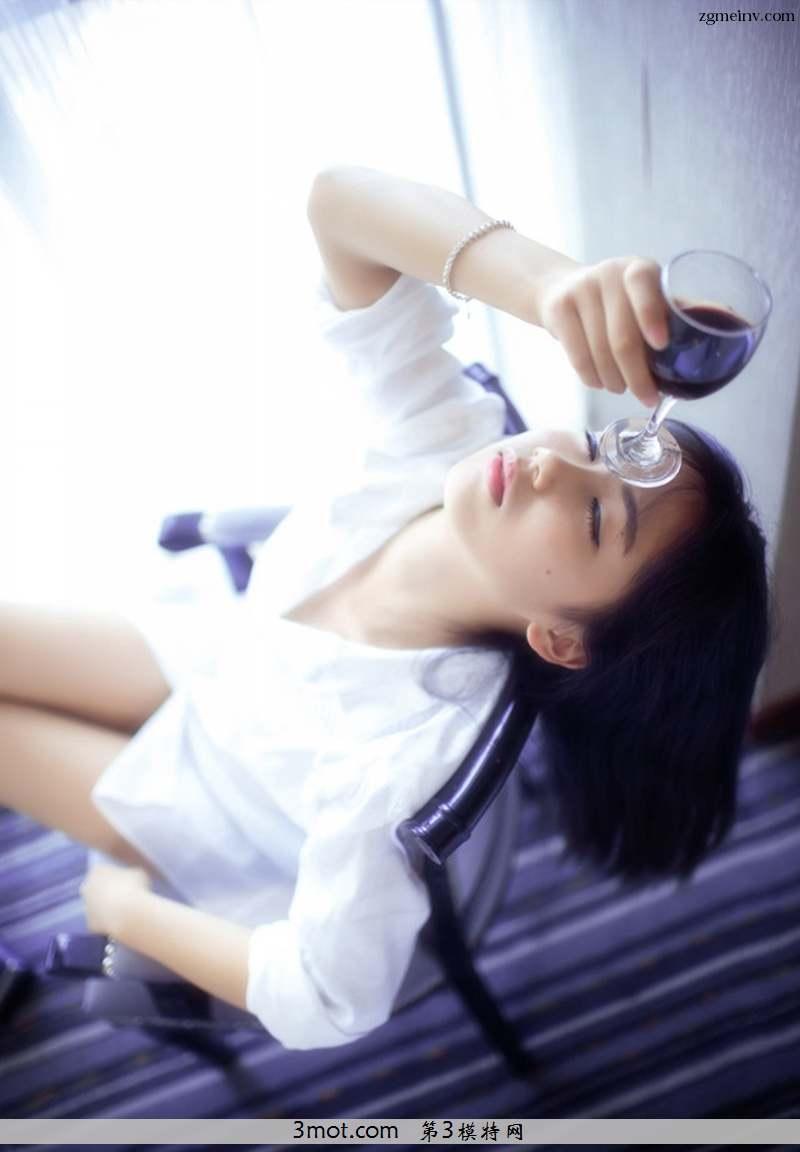 纯情尤克里里长发美女音乐配红酒闺房生活照(7)