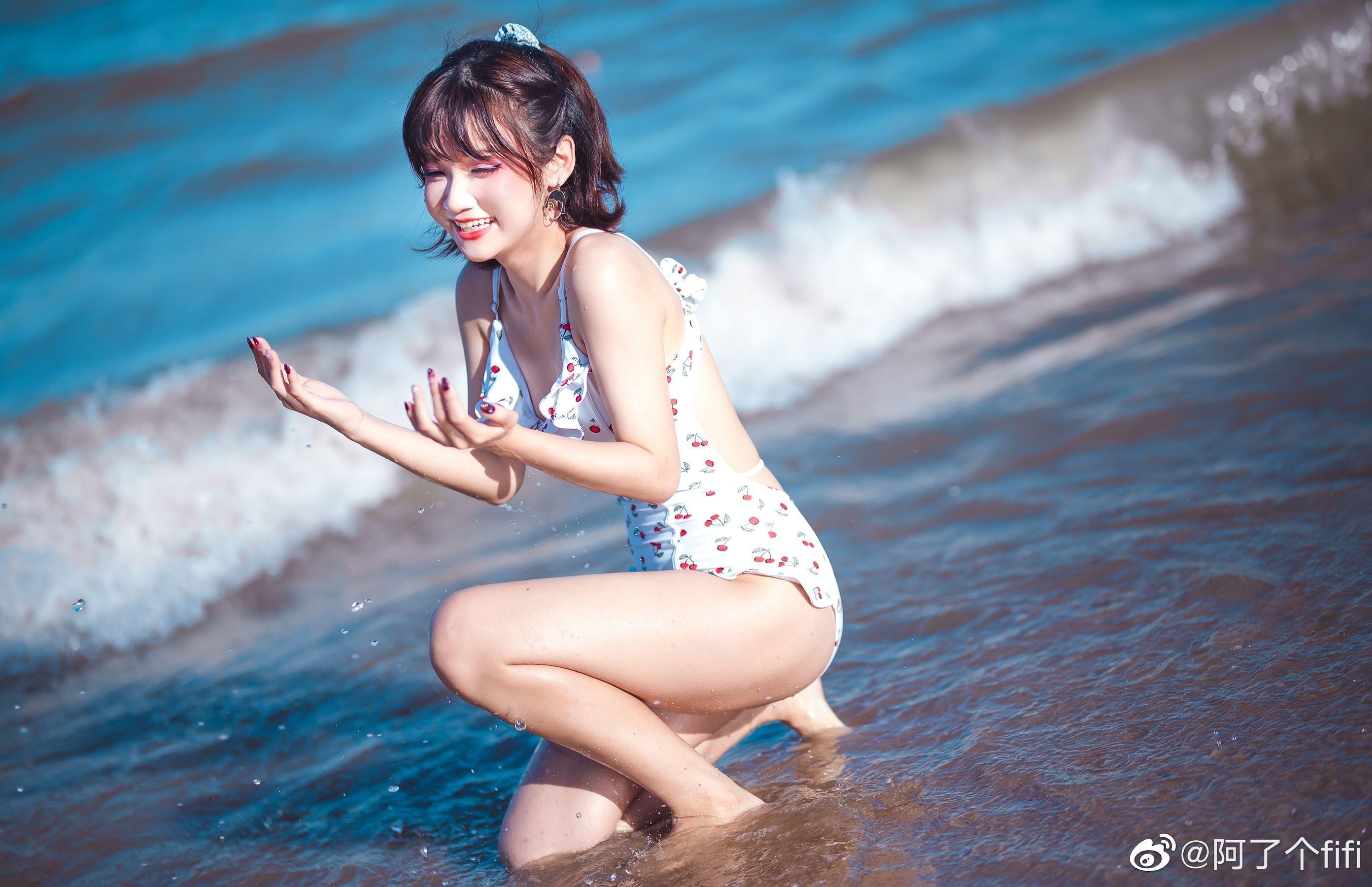 [COS福利] 动漫博主阿了个fifi – 夏天泳装 写真套图(4)