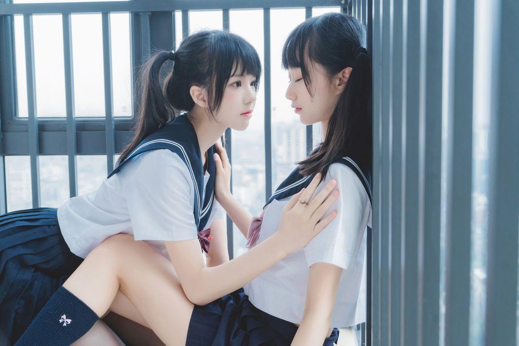 Coser @ 桜 桃 喵 Vol.047: 制服 双子 (38 photos)(31)