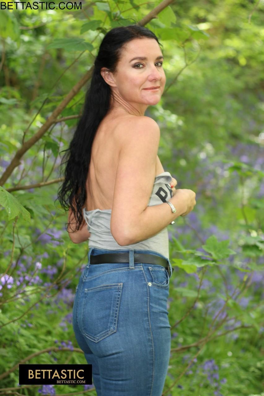 Gorgeous brunette Bettastic poses outdoors in a strapless top & tight jeans(7)