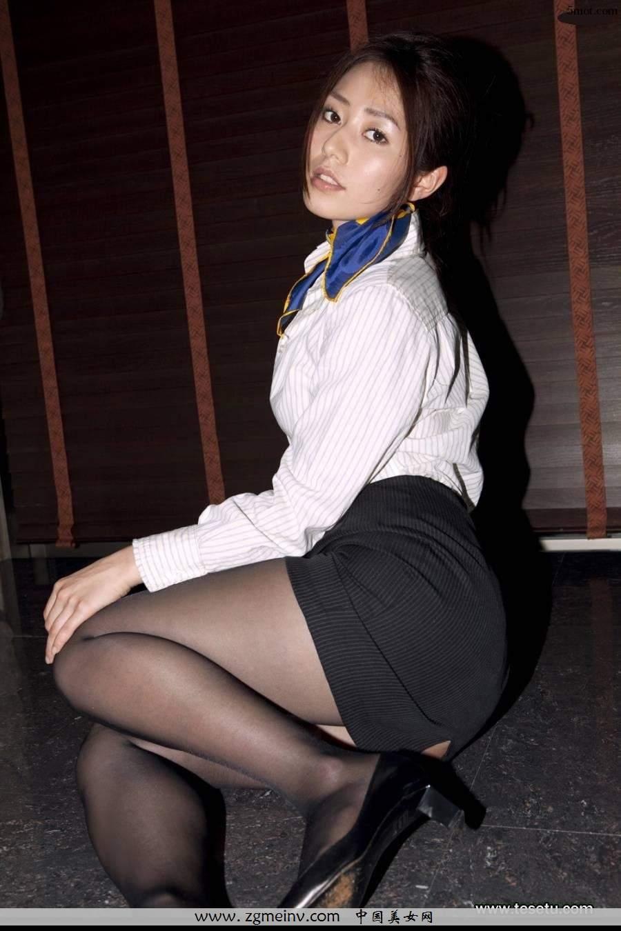 日本空姐谷桃子性感黑丝制服(5)