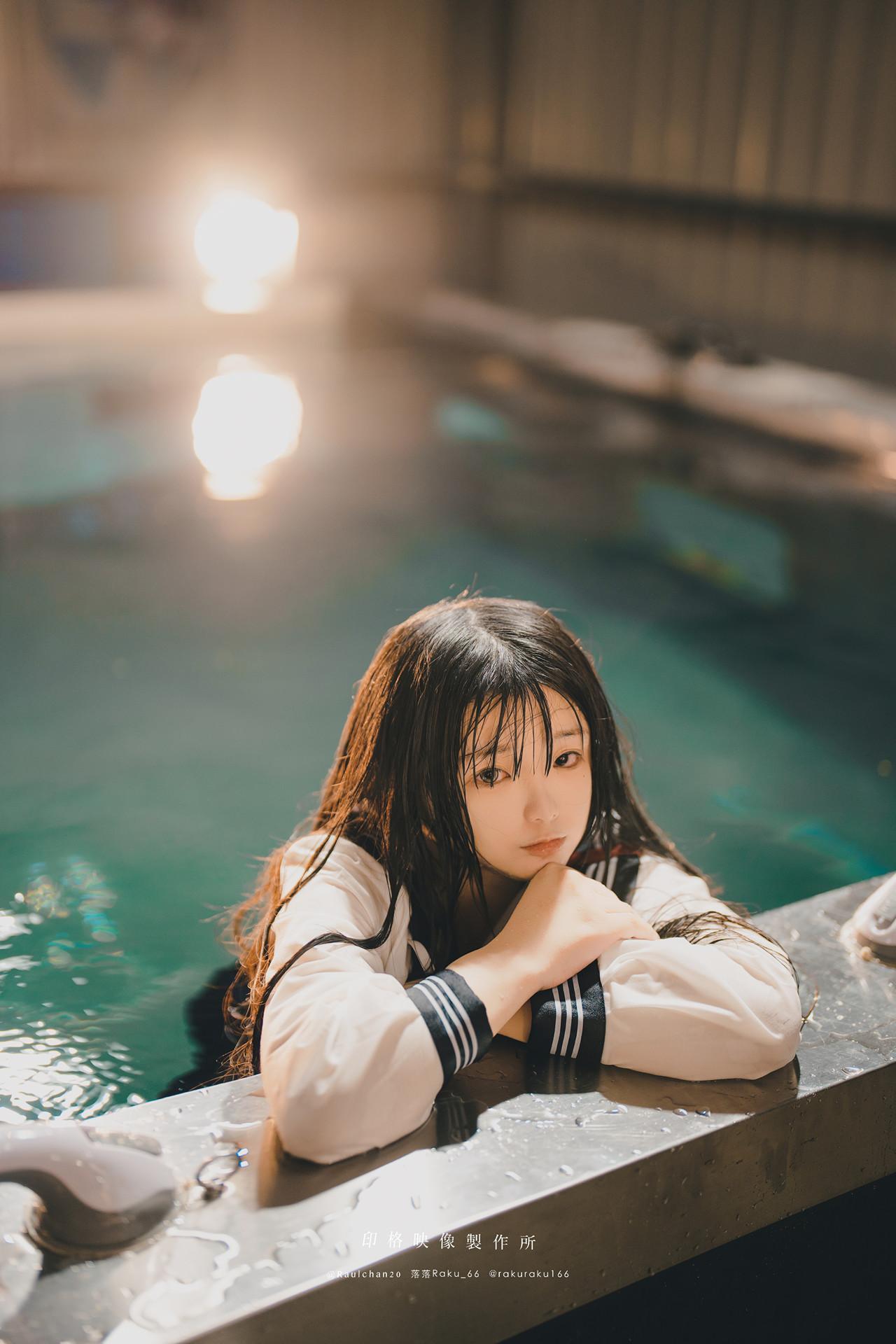 Cosplay 落落Raku – 水泳馆(45)