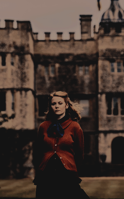 Emily Beecham LUEyDNXC_o