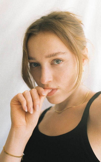 Phoebe Dynevor ZTGj76ok_o