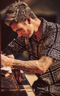 Adam Levine QGPG2sIB_o