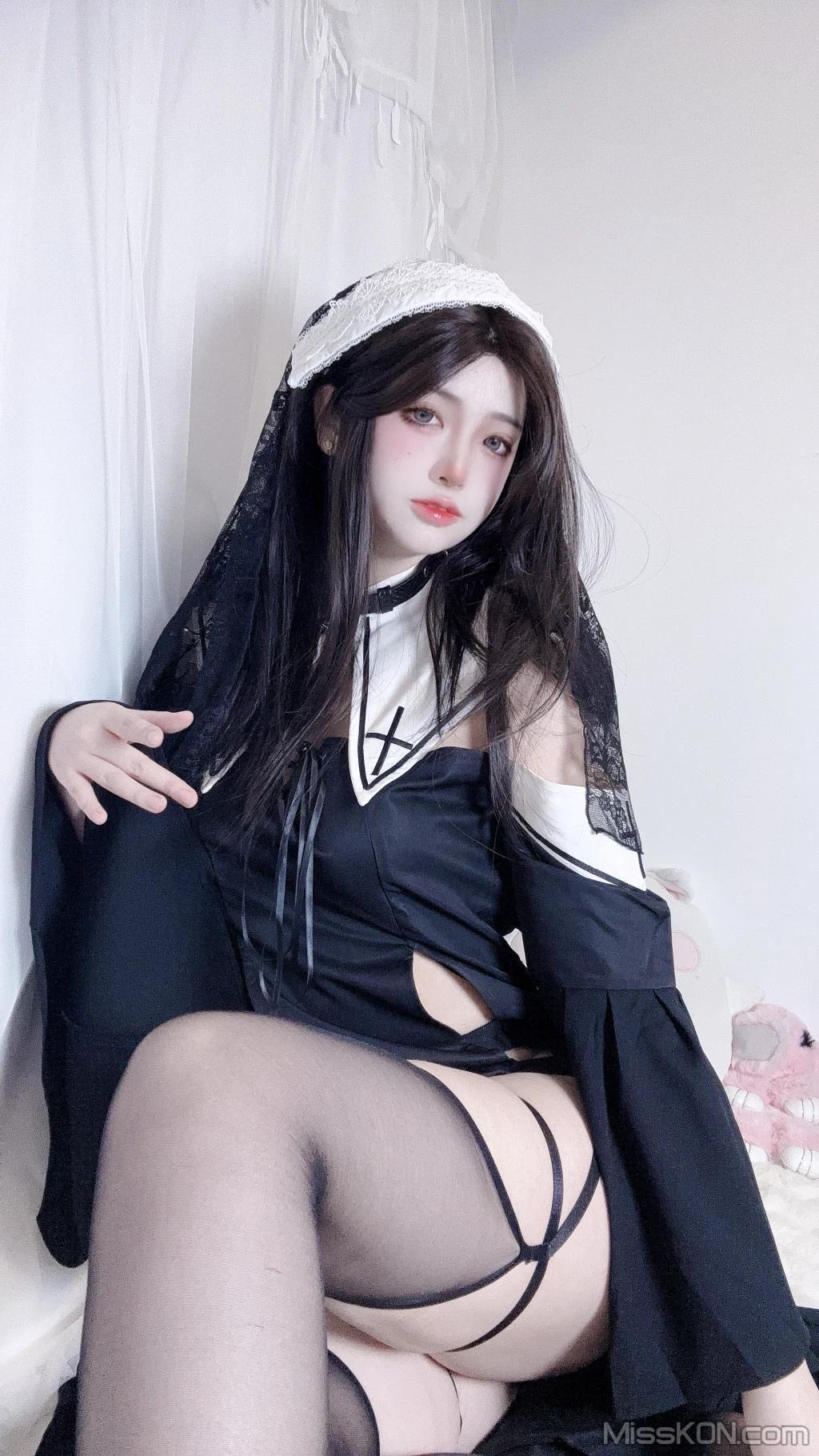 Coser@疯猫ss: 修女自拍 (21 photos)