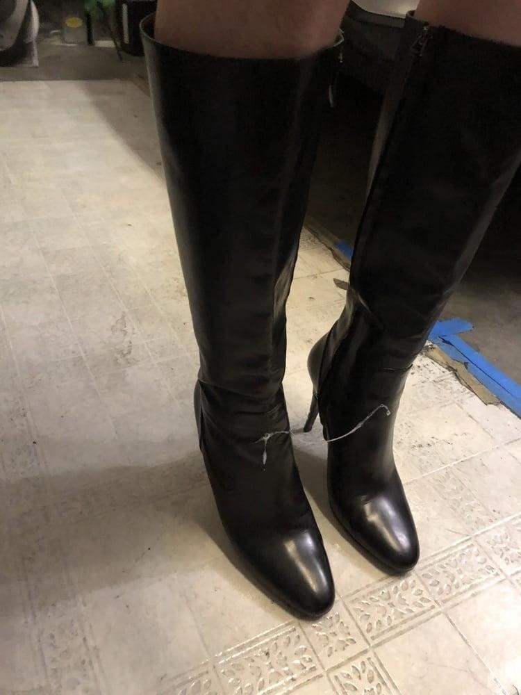 Black burberry rain boots-8186