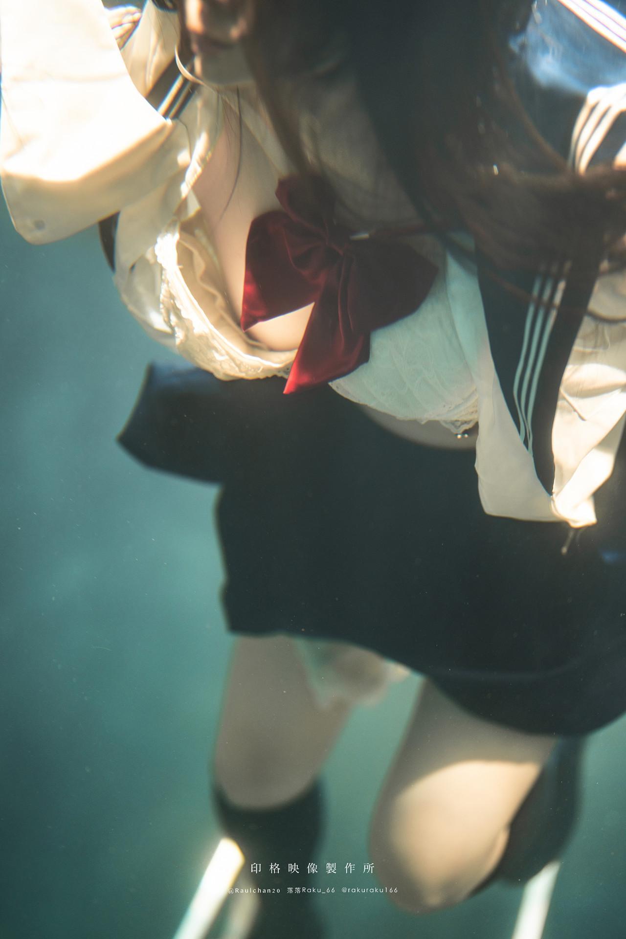 Cosplay 落落Raku – 水泳馆(26)