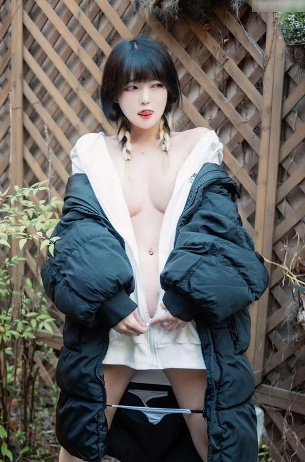 双麻花女生Aram真空羽绒服户外诱惑写真(14)