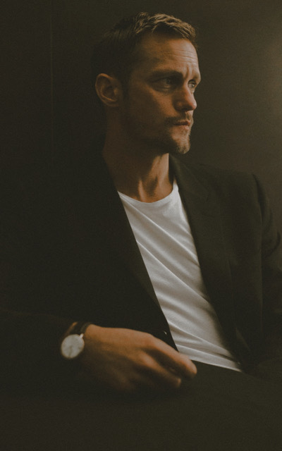 Alexander Skarsgard  EDCWGnYg_o