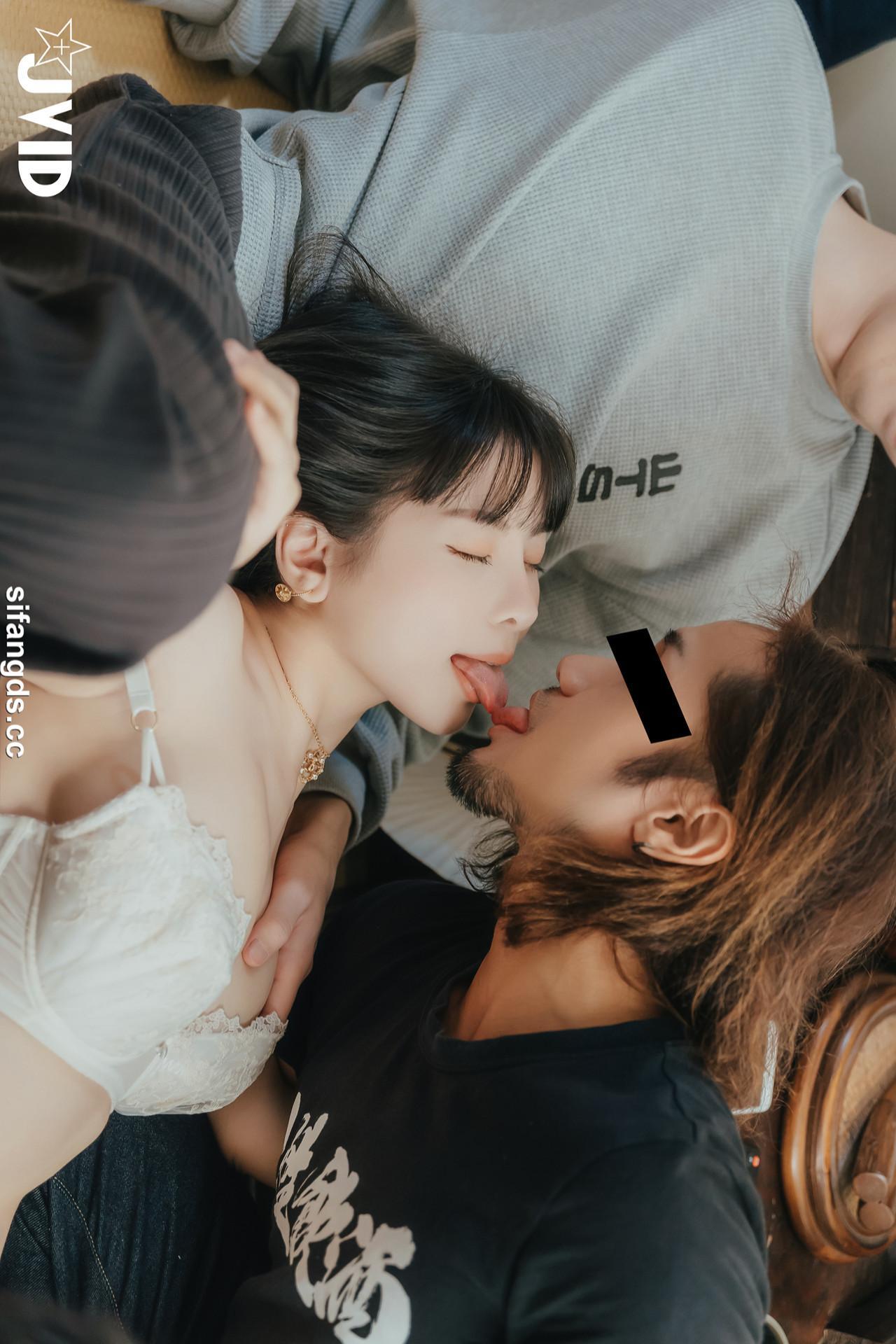 JVID 月台尼Tiny – 🔞女大生交友不慎被學長們酒後亂性😖原本要慶祝Tiny拿到獎學金💰現在身上都是獎學……精🥛🔞 Set.01(28)