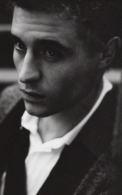 Max Irons QAR3du3Z_o