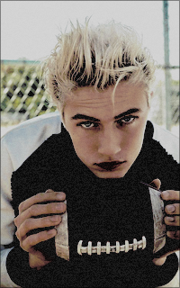 Lucky Blue Smith QZWl5DqN_o